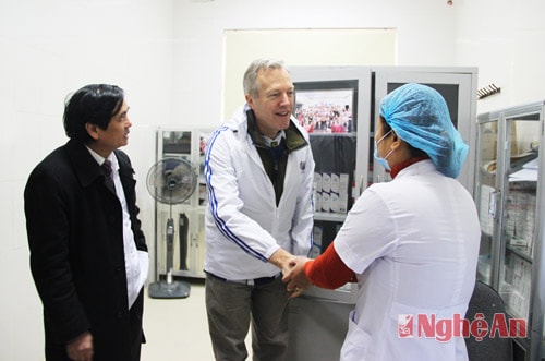 Đoàn công tác nghe giới thiệu về các dịch vụ hỗ trợ sẵn có tại phòng khám. Phòng khám ngoại trú người lớn của Bệnh viện hiện có 15 nhân viên y tế, trung bình mỗi ngày tiếp nhận khám và điều trị 60 bệnh nhân. 