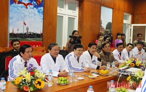 Đại diện các sở, ngành của tỉnh đón tiếp và làm việc với đoàn.