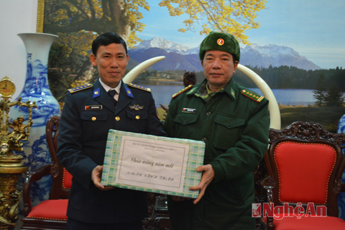  Đại tá Ngô Bình Minh thay mặt đoàn tặng quà Bộ CH Biên phòng Nghệ An