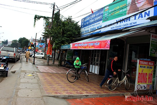 Sau đợt ra quân triển khai giải tỏa hành lang ATGT, Quốc lộ 1 đoạn qua thị trấn Quán Hành vỉa hè, hành lang đã thông thoáng hơn