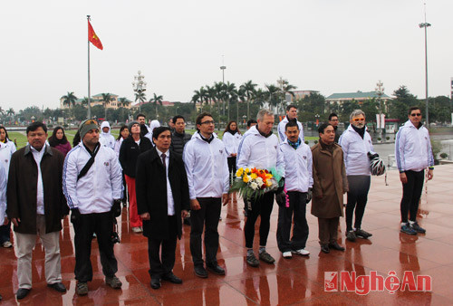 Đoàn công tác Đại sứ quán Mỹ nghiêm trang làm lễ tưởng niệm Chủ tịch Hồ Chí Minh tại Quảng trường.