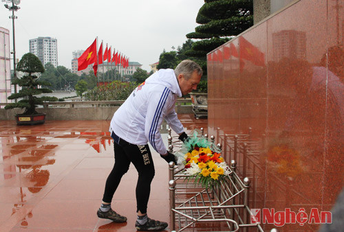 Đại sứ Ted Osius thay mặt đoàn công tác dâng hoa trước anh linh vị lãnh tụ kính yêu của dân tộc Việt Nam.