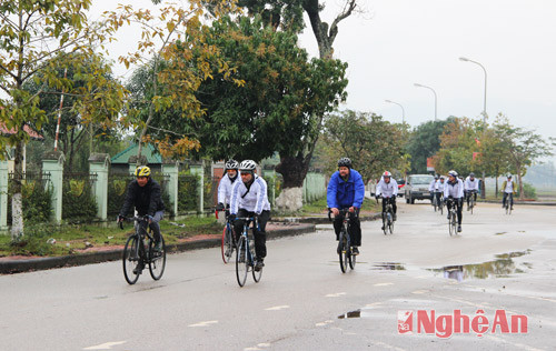 Rời Quảng trường Hồ Chí Minh, đoàn tiếp tục hành trình đạp xe tới thăm Làng Sen - quê nội Bác Hồ tại xã Kim Liên, Nam Đàn.