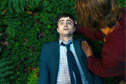 Vai diễn xác chết mới của Daniel Radcliffe chia rẽ khán giả.