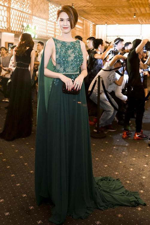 Ngọc Trinh tiếp tục đặt hàng stylist Đỗ Long thiết kế cho mình bộ váy dạ hội xuyên thấu, xẻ hai bên ngực. Ảnh: Khoa Nguyễn.