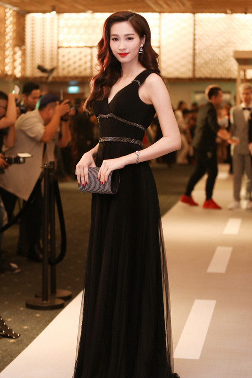 Người đẹp chọn bộ váy đen thiết kế đơn giản.