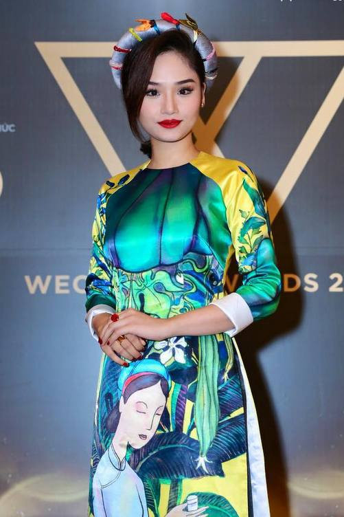 Miu Lê chọn trang phục áo dài của nhà thiết kế Thủy Nguyễn.