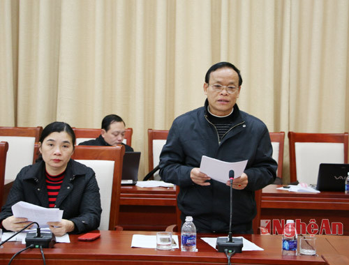 Ông Trần Văn Chương, Phó Chủ tịch điều hành Liên minh HTX tỉnh báo cáo kết quả hoạt động KTTT năm 2015 tại hội nghị