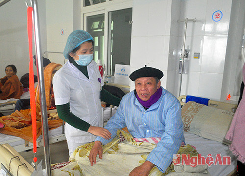 Người cao tuổi tai biến đang được điều trị tại Khoa Nội A - BV Hữu nghị Đa khoa Nghệ An.