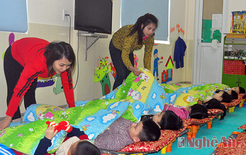 Các cô giáo trường mầm non Hưng Phúc giữ ấm cho trẻ.