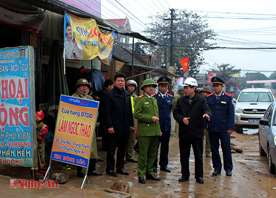 Đoàn kiểm tra thực hiện việc giải tỏa vỉa hè, hành lang ATGT tại huyện Yên Thành