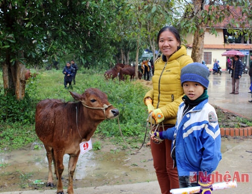 Niềm vui của người dân Châu Thái khi nhận món quà đầy ý nghĩa trong dịp Tết đến, xuân về.