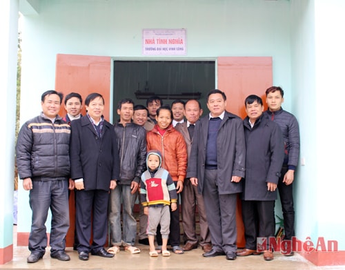 Đại diện trường ĐH Vinh cùng người dân xã Châu Thái chụp hình kỷ niệm trước ngôi nhà tình nghĩa khang trang 