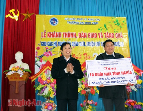 GS.TS Đinh Xuân Khoa trao tấm biển biểu trưng 10 ngôi nhà tình nghĩa cho ông Võ Sỹ Sơn - Phó Chủ tịch UBND huyện Quỳ Hợp.