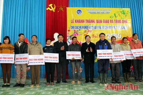 Trao bảng nhà tình nghĩa và chìa khóa nhà cho 10 hộ gia đình có hoàn cảnh đặc biệt khó khăn.