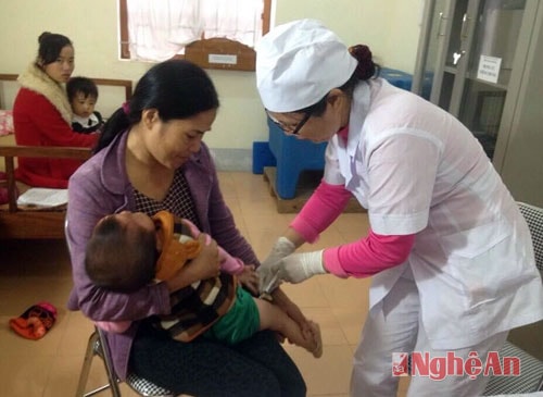 Buổi tiêm chủng mở rộng tại Trạm y tế xã Cẩm Sơn