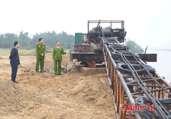 Đoàn liên ngành theo Quyết định 5445 của UBND tỉnh thực hiện kiểm tra, xử lý vi phạm trong khai thác, kinh doanh cát sỏi ở khu vực cầu Yên Xuân.