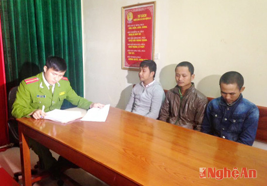 Ba đối tượng bị Công an huyện Đô Lương bắt giữ vì có hành vi trộm cắp tài sản. (Ảnh Huy Khôi)