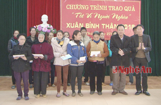 Lãnh đạo tỉnh trao quà cho hộ nghèo xã Thanh Khê