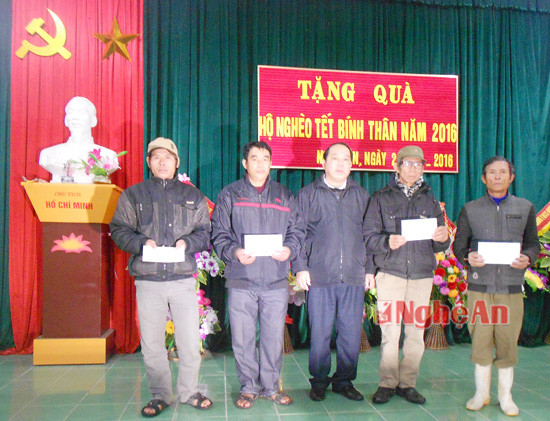Ban quản lý rừng phòng hộ Nghi Lộc đã thăm hỏi, trao quà Tết cho 10 hộ nghèo ở các xã: Nghi Hưng, Nghi Đồng và Nghi Yên