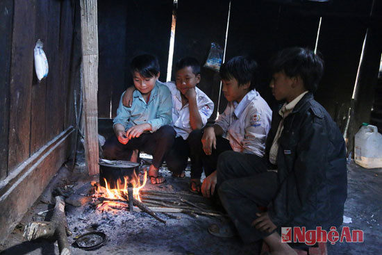 Trời lạnh, những học trò nghèo ở xã Tây Sơn (Kỳ Sơn) phải co lại bên bếp lửa