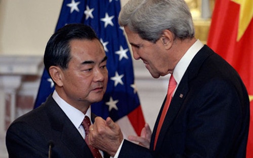 Ngoại trưởng Trung Quốc Vương Nghị (trái) và Ngoại trưởng Mỹ John Kerry. Ảnh: theiranoproject.