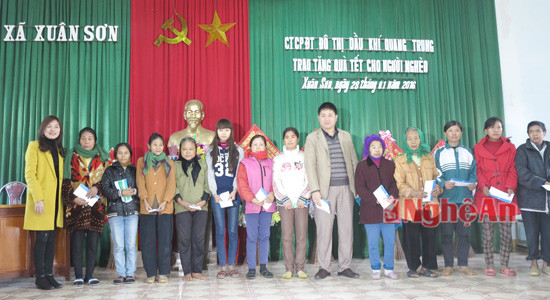 Công ty cổ phần đầu tư dầu khí Quang Trung đã về tặng quà cho các gia đình nghèo ở Xuân Sơn. 