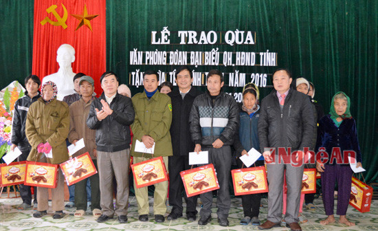 Văn phòng Đoàn ĐBQH và HĐND tỉnh tặng quà Tết cho các hộ nghèo tại xã Châu Thắng, Quỳ Châu