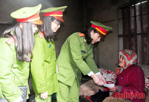 Đại diện HPN Cơ quan CSĐT tặng quà cho bà Hồ Thị Xuân, xóm Khe Bố (đối tượng già cả, neo đơn)