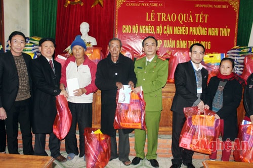 Cảnh sát PCCC tỉnh và lãnh đạo huyện trao quà cho các hộ nghèo