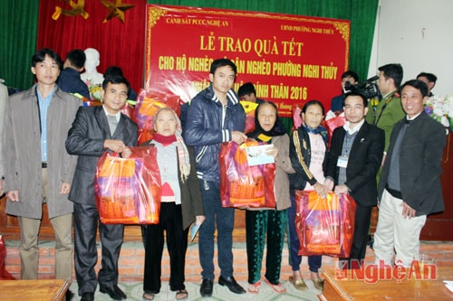 Đại diện  Phường Nghi Thủy và Doanh nghiệp trên địa bàn Nghi Thủy trao quà các hộ cận nghèo
