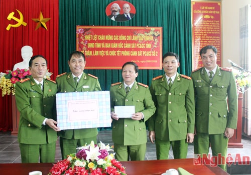 Thừa ủy quyền của TU- HĐND- UBND- UBMTTQ , Cảnh sát PCCC tỉnh chúc Tết PCCC số 2 đóng trên địa bàn TXCL