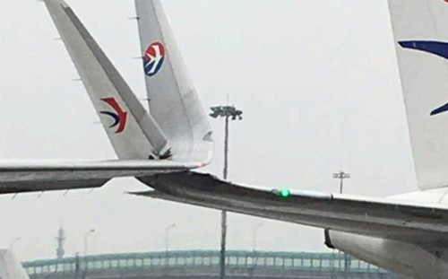 bức ảnh của các hành khách trên khoang máy bay MU2154 cho thấy hai cánh máy bay bị móc vào nhau.