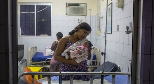 Một phụ nữ ôm cháu bị bệnh đầu nhỏ trong bệnh viện ở thủ thủ Recife, bang Pernambuco, Brazil. Ảnh: CNN