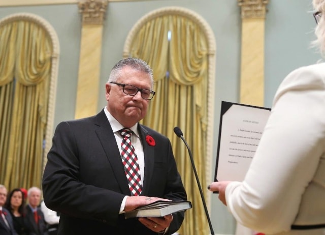 Bộ trưởng Công an Canada Ralph Goodale (trái) tuyên thệ nhậm chức tại Ottawa hôm 4/11/2015. Ảnh: AFP.