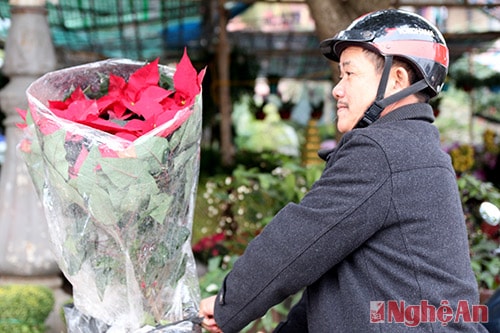 Người khách rất thỏa mãn với chậu hoa trạng nguyên mới mua được có giá 200 nghìn