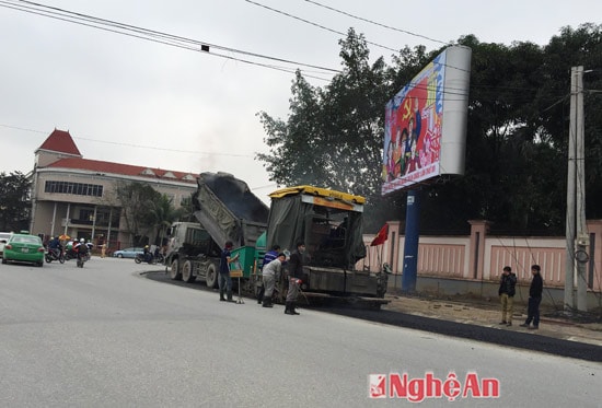 Thảm nhựa mở rộng các lối rẽ ở thành phố Vinh