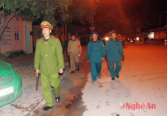Công an phường Hồng Sơn phối hợp với bảo vệ dân phố, dân quân tự vệ, quy tắc đô thị tuần tra, kiểm soát để ngăn ngừa, phòng chống tội phạm.