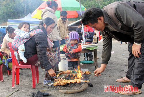 Thịt gà đen còn được bán ở  các chợ phiên ở huyện miền núi Kỳ Sơn, Tương Dương, 