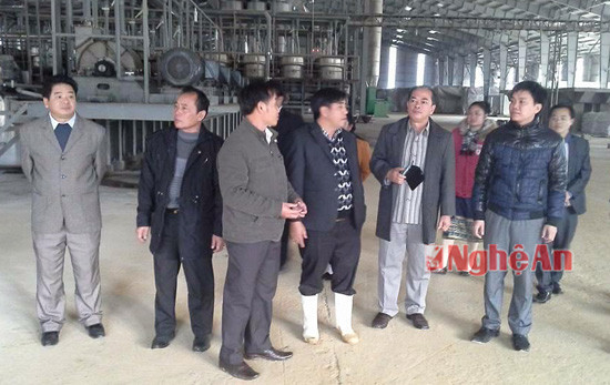 Trong khuôn khổ chuyến thăm và làm việc đoàn lãnh đạo huyện Xay Chăm Phon đã đến thăm Công ty cổ phần mía đường Sông Lam và nhà máy chế biến tinh bột sắn Hoa Sơn trên địa bàn huyện Anh Sơn.