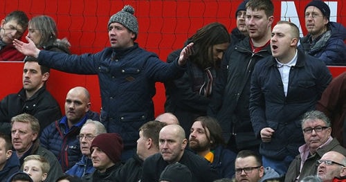 Trong khi đó, trái với niềm vui mà Sir Alex có được trên sân Etihad của Man City, CĐV Man Utd đang rầu rĩ với đội nhà vì thành tích bết bát. Man Utd hiện chỉ xếp thứ năm Ngoại hạng Anh, đồng thời sớm bị loại khỏi Cup Liên đoàn và Champions League.