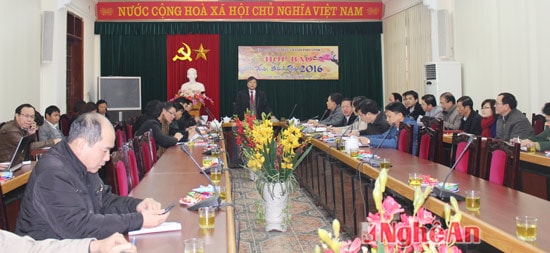 Đồng chí Nguyễn Hoài An, Chủ tịch UBND thành phố Vinh chủ trì buổi họp báo