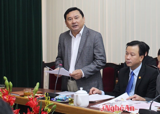 Đồng chí Đậu Vĩnh Thịnh, Phó Chủ tịch UBND thành phố Vinh báo cáo tình hình kinh tế