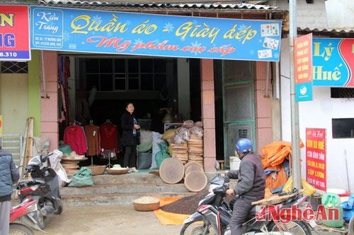 Các hàng quán những ngày này cũng không mặn mà mấy với các mặt hàng chuyên dụng mà chuyển sang bán các 