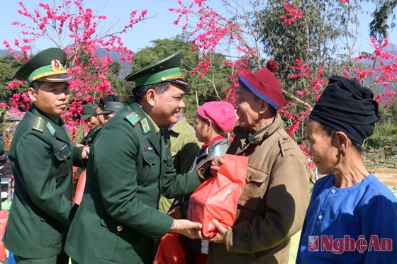 Tặng quà tết cho các hộ dân xã Tri Lễ