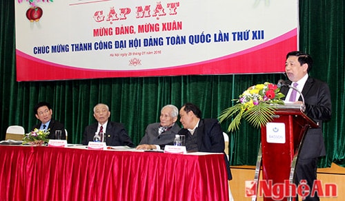 Chủ tịch UBND Tỉnh Nguyễn Xuân Đường báo cáo tình hình KT-XH trên địa bàn Nghệ An năm 2015.