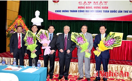 Đại diện Hội đồng hương Nghệ An tại Hà Nội chúc mừng các đồng chí ở Nghệ An được bầu vào Ban Chấp hành Trung ương Đảng khóa XII.