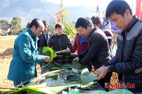 Lễ hội gói bánh chưng được bà con bản Na Niếng hào hứng