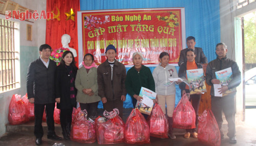 Các hộ nghèo xã Quỳnh Tam vui mừng nhận quà tết của Báo Nghệ An.