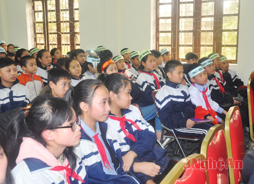 đông đảo học sinh của hai trường cùng tham gia buổi giao lưu tìm hiểu kiến thức lịch sử Đảng.